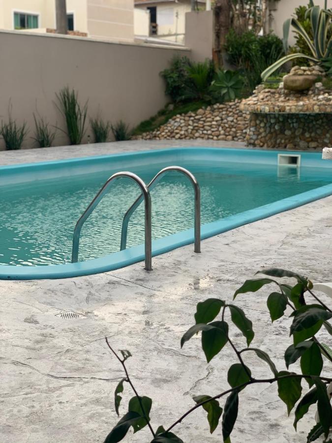 Casa com piscina em BC